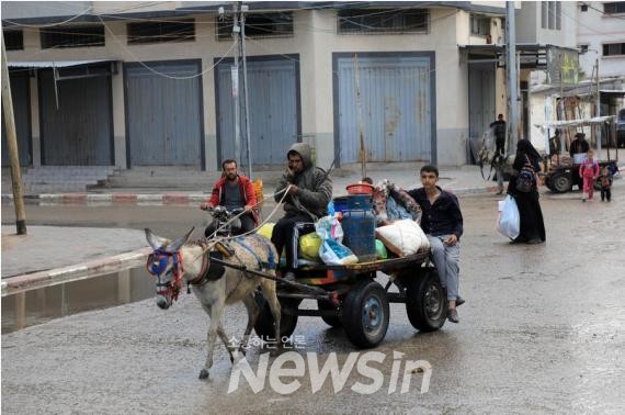▲6일(현지시간) 가자지구 남부 도시 라파를 떠나는 팔레스타인인. (사진=신화통신)