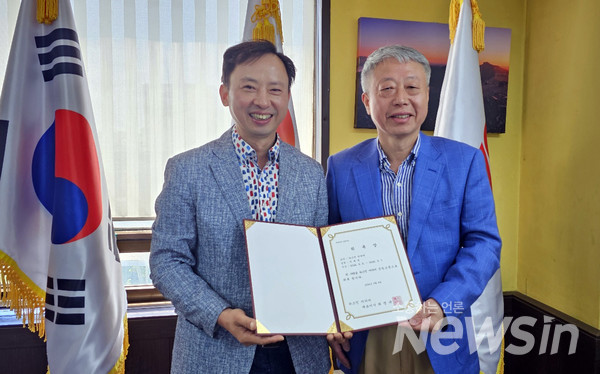 (오른쪽) 서대석 뉴스인미디어 상임고문 위촉을 마친 후 최명규 대표와 기념 촬영을 하고 있다(사진=정경호 기자)