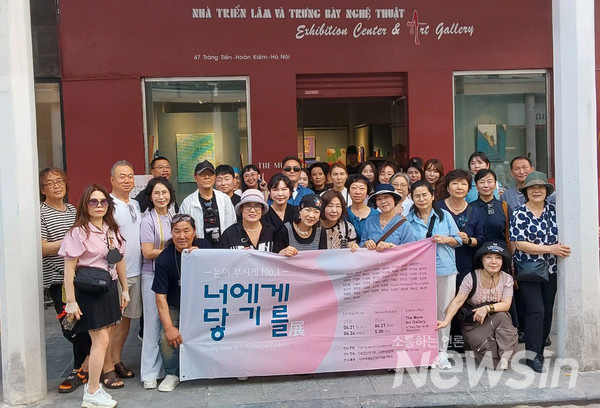 베트남 전에 참가한 한국작가들(사진제공=문혜경 작가)