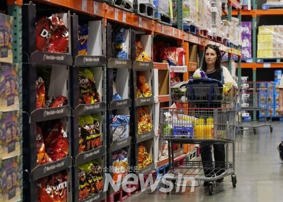 ▲지난 2월 28일 미 캘리포니아주 포스터시티의 한 주민이 마트를 찾아 장을 보고 있다. (사진=신화통신)