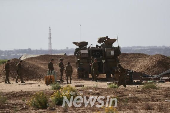 ▲지난 8일 이스라엘 남부 케렘 샬롬 검문소 인근에 이스라엘군의 장갑차가 배치돼 있다. (사진=신화통신)