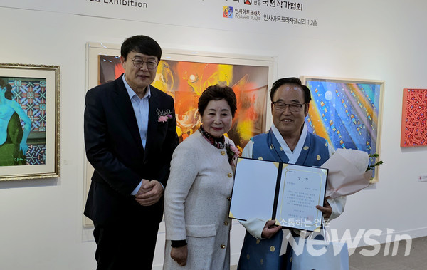 제13회 국전작가협회 회원전에서 알파색채상을 수상한 이규헌 동양화가(사진=정경호 기자)