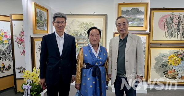 인사동아트프라자갤러리 3층 특별 초대전을 찾은(좌) 이우연 양도공 종중 회장(전주이씨 완풍대군파) 이규헌 작가, 지인 기념촬영(사진=정경호 기자)