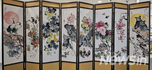 화조 8폭 병풍 30cm x 8cm 한지에 수묵담채 이규헌 작가 작품(사진=정경호 기자)