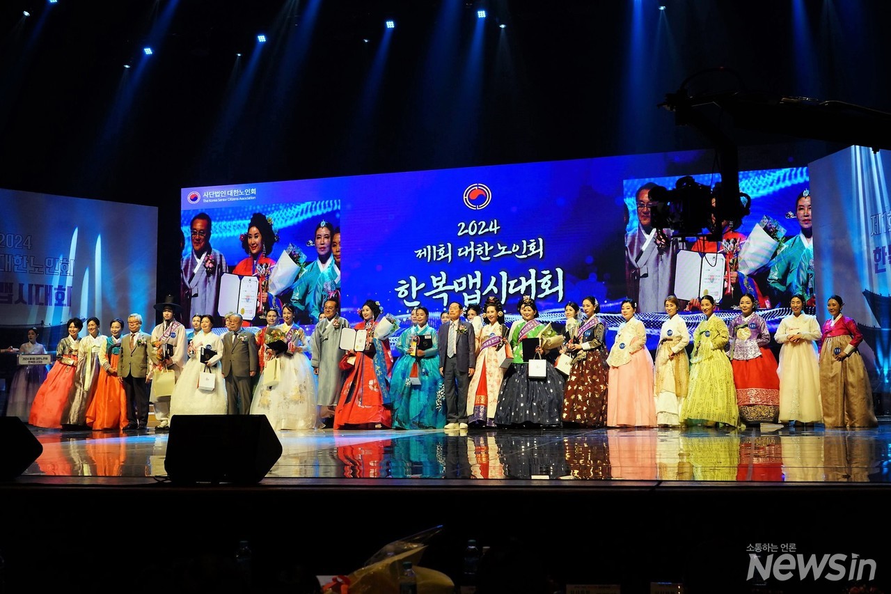 제1회 한복맵시대회 일반부 수상자 기념사진(사진=오병철 기자)