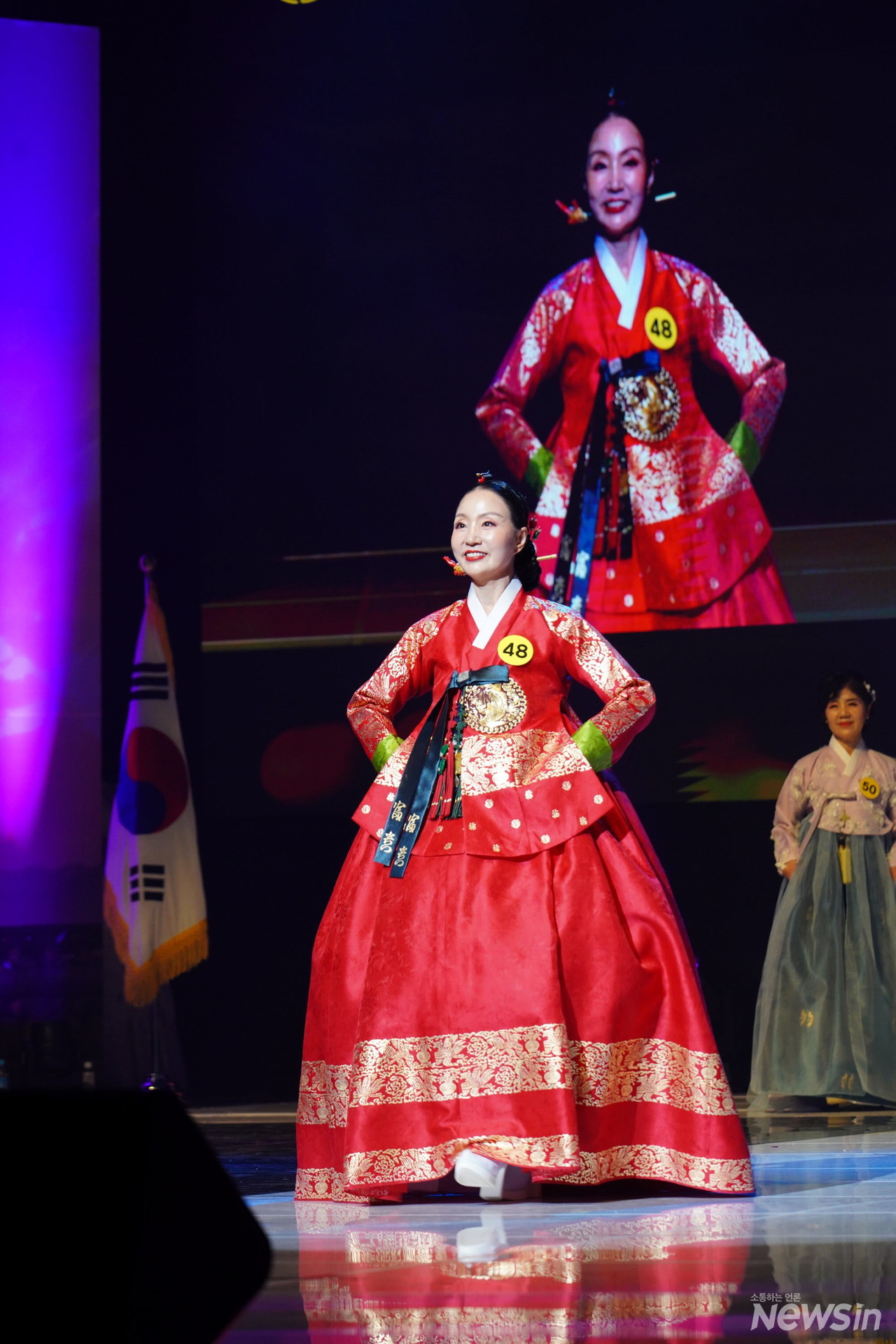 참가 모델의 런웨이하는 모습