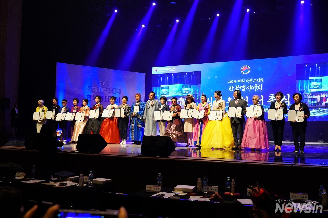 이번 한복맵시대회는 많은 분야의 전문가들이 심사위원으로 구성되어 엄격한 심사를 진행하였다, 심사위원 위촉식