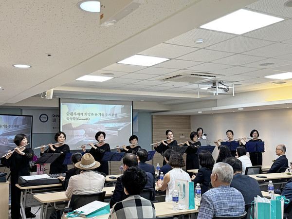 더하모니 그레이스 앙상팀의 아름다운 선율은 암환우들에게 따뜻한 휴식을 주었다.