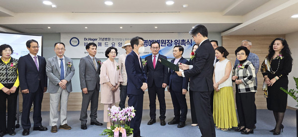 명예병원장 위촉식 모습. 전문 의료진 뿐 아니라 사회 각층에서 암환우들을 위해 물심양면으로 노력하시는 분들을 모시고 명예병원장 위촉식을 진행하였다. 한국암환자권익협의회 김성주 대표의 위촉 모습.