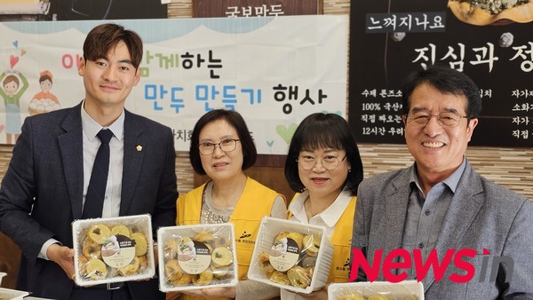 왼쪽부터 안산시 선현우 시의원, 이경숙 호수동주민자치회장, 신미영 주민자치회 감사, 이대순 호수동장