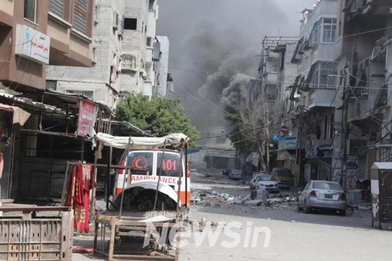 ▲13일(현지시간) 이스라엘군의 폭격으로 짙은 연기가 피어오르는 가자지구 북부 자발리아 난민촌. (사진=신화통신)