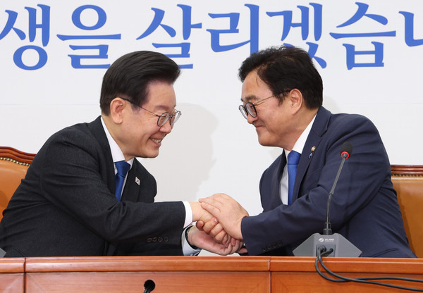 더불어민주당 이재명 대표와 우원식 국회의장 후보가 16일 서울 여의도 국회에서 만나 손을 잡고 있다. 2024.05.16.