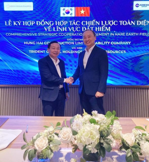 베트남 흥하이건설 유한책임회사 쩐 딘 하이(왼쪽)회장과 ㈜트라이던트 글로벌 홀딩스 윤종혁 회장이 희토류 개발을 위한 협력계약을 체결하고 악수하고 있다.