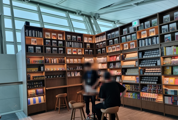 인천공항 제1터미널 면세점 27Gate 옆 2층 스타벅스 & BOOK CAFE 제품 진열 사진.