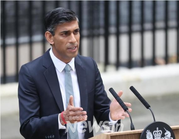 리시 수낵 영국 총리가 지난 2022년 10월 25일 런던 다우닝가 10번지 앞에서 연설하고 있다. (사진=신화통신)