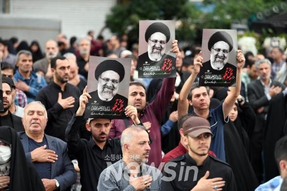 ▲20일(현지시간) 이란 수도 테헤란에서 에브라힘 라이시 이란 대통령 등 헬기 추락 사고 사망자를 추도하는 사람들. (사진=신화통신)