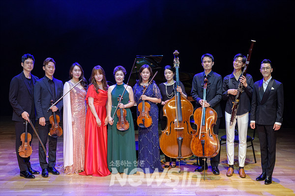 ▲i-신포니에타 조화현 단장(왼쪽 다섯 번째)과 단원들 (사진=민경찬 기자)