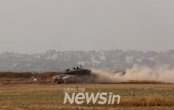 ▲지난 20일(현지시간) 이스라엘군 전차가 가자지구 방향으로 이동하고 있다. (사진=신화통신)