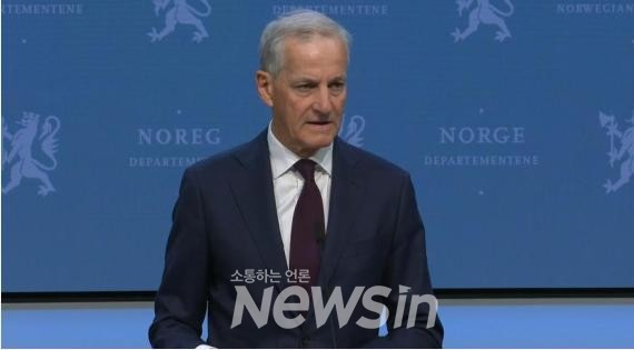 ▲요나스 가르 스퇴레 노르웨이 총리가 22일(현지시간) 수도 오슬로에서 열린 기자회견에 참석하고 있다. (사진=신화통신)