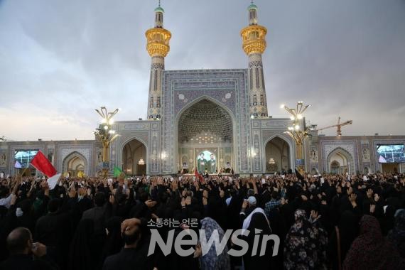 ▲23일(현지시간) 이란 마슈하드 이맘 레자 성묘에서 시민들이 고 에브라힘 라이시 이란 대통령을 애도하고 있다. (사진=신화통신)