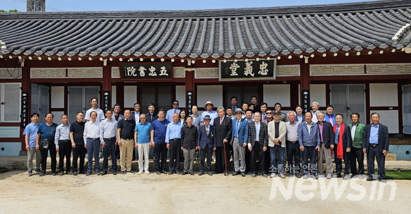보성 선 씨 대종중회와 중국 허베이시 선 씨 일행이 오충사에서 기념촬영을 하고 있다(사진=정경호 기자)