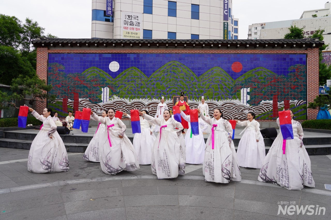 비가 내려도 아랑곳하지 않고 열심히 공연하는 모습이 아름답다 (사진: 오병철 기자)