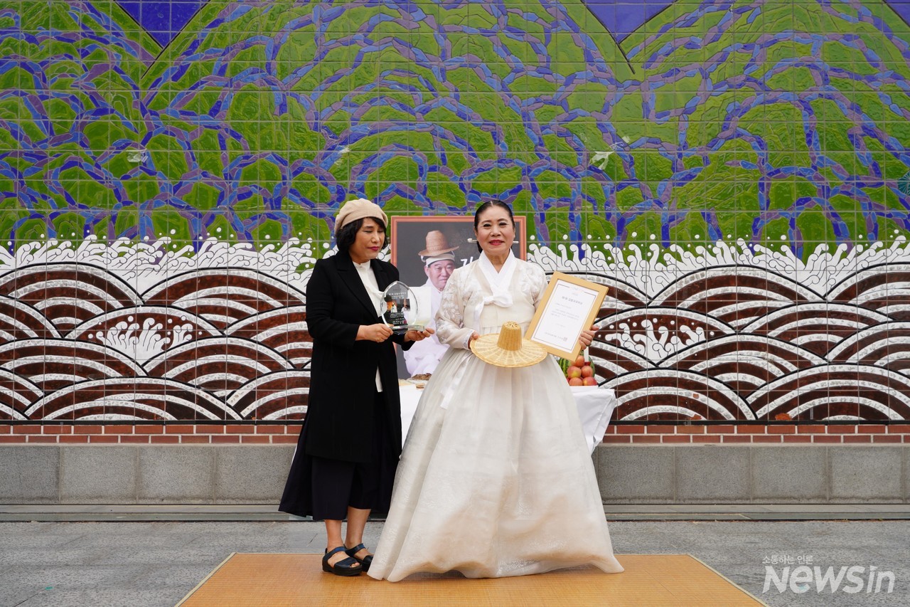 기미양 국악신문 대표에게 제1회 김뻑국 국악상을 수상한 이혜솔 단장