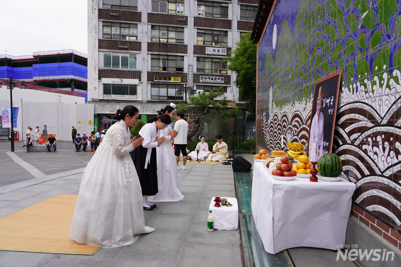 김뻑국 명인을 추모하는 이혜솔 단장
