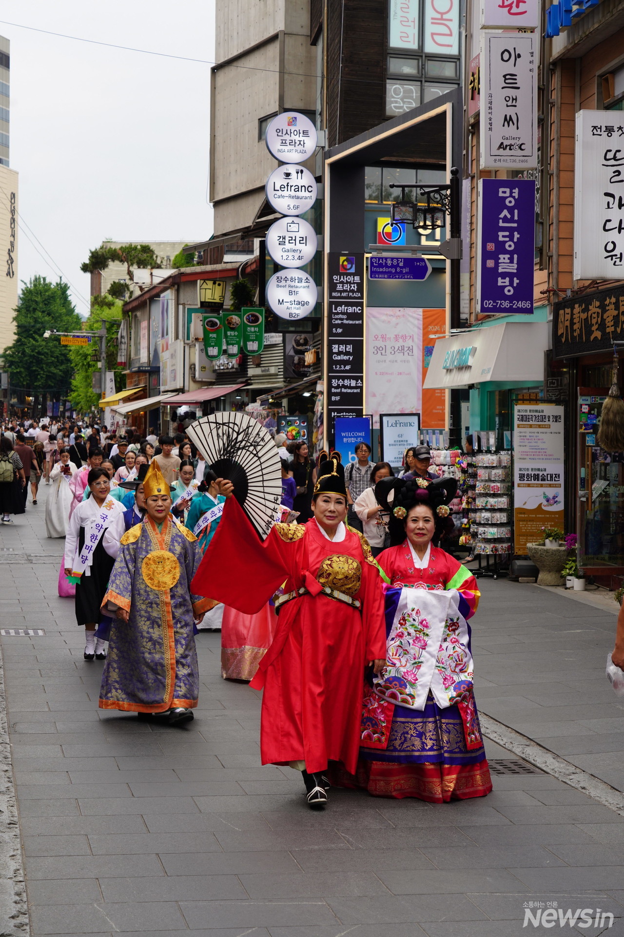 공연에 들어가기 전 인사동 골목을 돌며 시민들에게 행사 참여를 알리는 골목길 투어