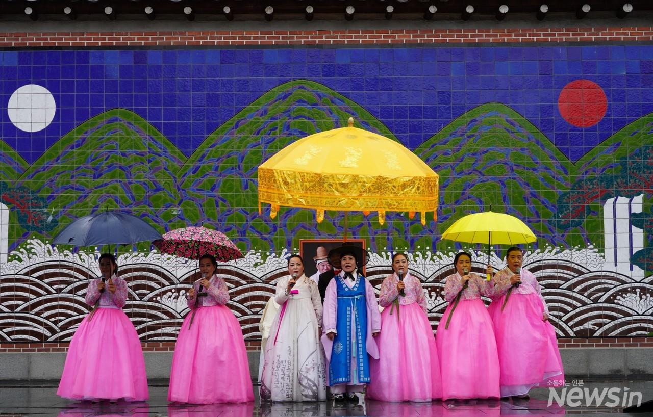 아리랑을 열창하고 있는 모습