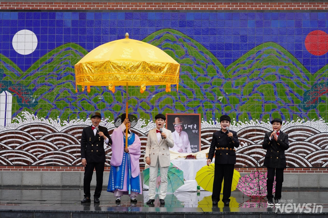 독립운동의 아픈 역사를 담은 사할린아리랑을 열창하고 있다