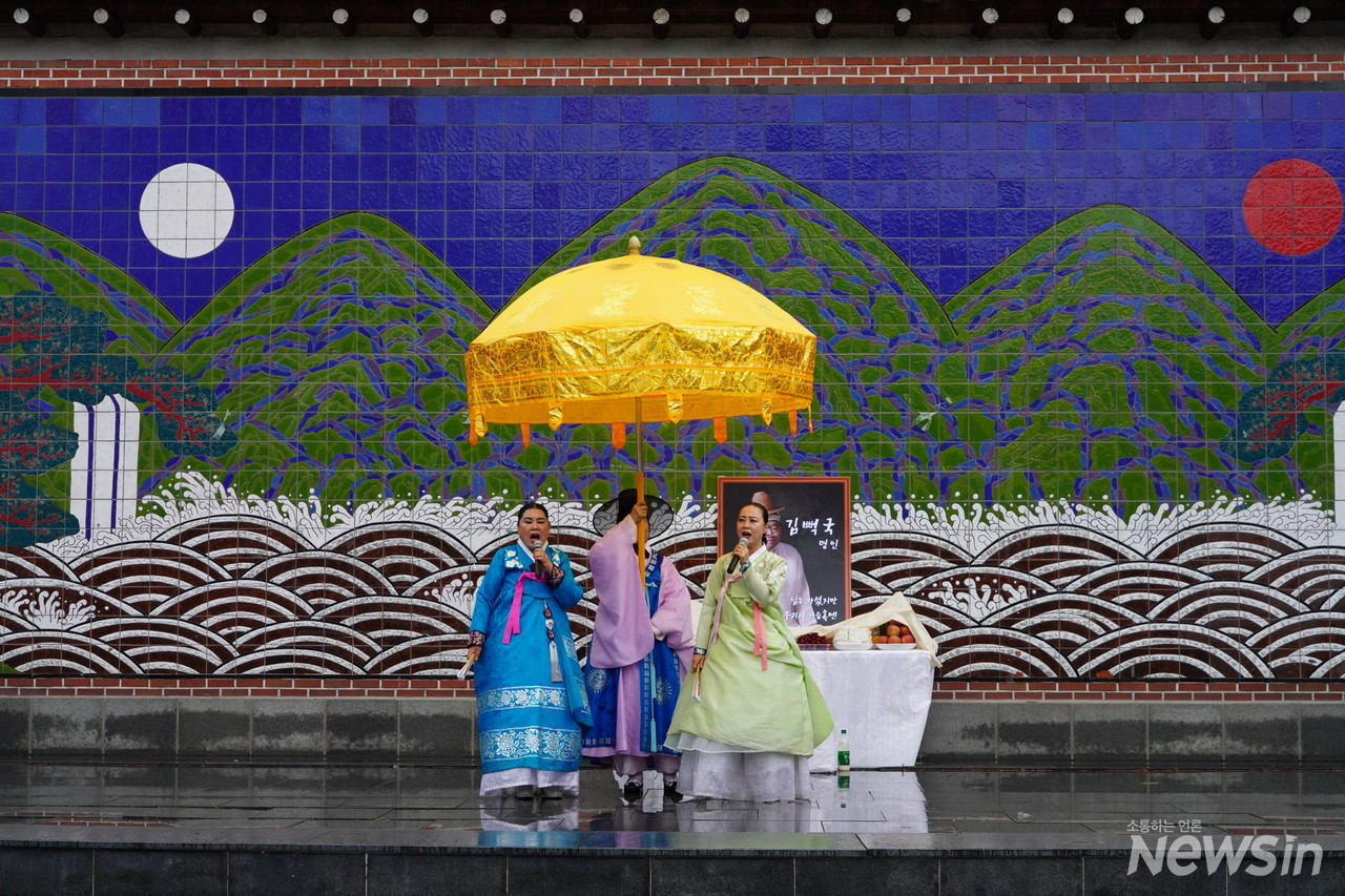 상주아리랑, 진도아리랑을 열창하고 있다.