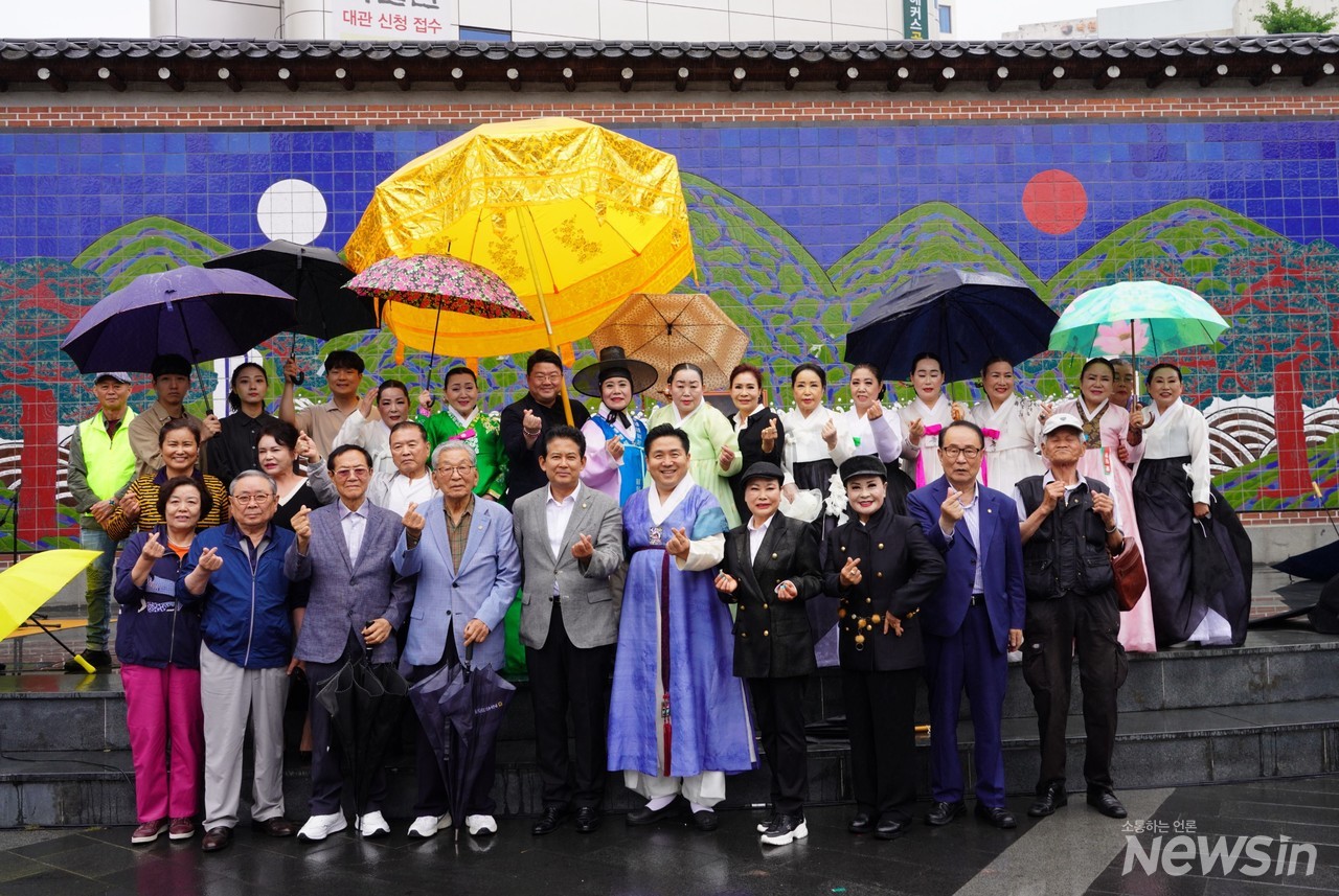 행사가 끝난 뒤 참석자들과 기념촬영