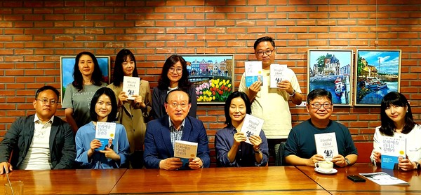 이인권 대표(앞줄 왼쪽서 세 번째)가 _북토크_ 후 문화에술계 전문가들과 기념촬영을 하고 있다. (사진=문화경영컨설팅)