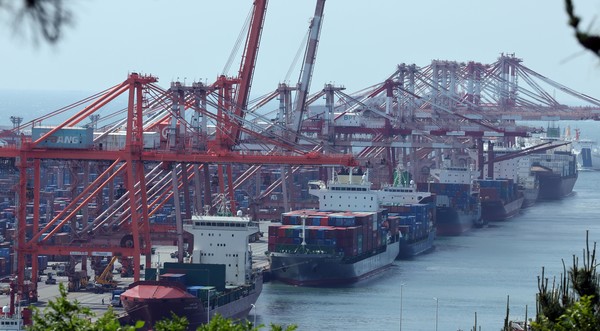 관세청은 지난 1~20일 수출은 전년 동기 대비 1.5% 증가한 327억 달러, 수입은 9.8% 감소한 331억 달러로 각각 집계됐으며, 이 기간 무역수지는 3억400만 달러 적자를 기록 중이라고 21일 밝혔다. 이날 부산 남구 신선대 부두에서 컨테이너 선적 및 하역작업이 진행되고 있다. 2024.05.21.