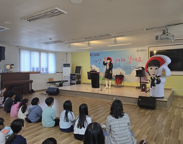 최승희 마술사가 지난 26일 부산시 화명중앙교회 가스펠매직(복음마술)행사에서 마술쇼를 펼치고 있다.