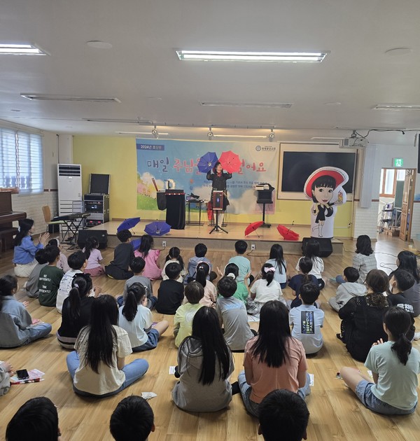 최승희 마술사가 지난 26일 부산시 화명중앙교회 가스펠매직(복음마술)행사에서 마술쇼를 펼치고 있다.