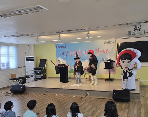 최승희 마술사가 지난 26일 부산시 화명중앙교회 가스펠매직(복음마술)행사에서 마술쇼를 펼치고 있다.