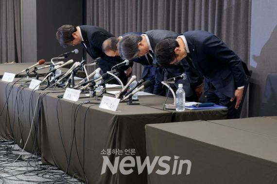 ▲지난 3월 29일 일본 오사카에서 열린 기자회견에서 고바야시 제약 사장과 관계자들이 고개 숙여 사과하고 있다. (사진=신화통신)