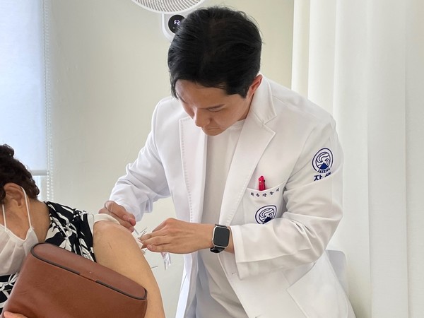 [사진설명] 분당자생한방병원 의료진이 침치료를 실시하고 있다