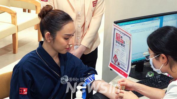 ▲필리핀 배우 겸 가수 카일린 알칸타라(왼쪽)가 29일 에이치플러스 양지병원에서 건강검진을 받고 있다. (사진=H+ 양지병원)