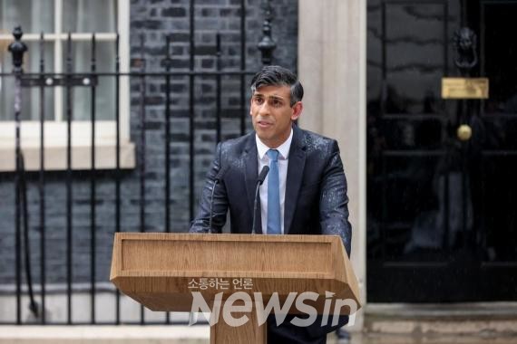 ▲리시 수낵 영국 총리가 지난 22일(현지시간) 영국 런던 다우닝가 10번지 앞에서 비를 맞으며 조기 총선을 발표하고 있다. (사진=신화통신)