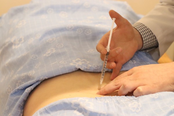 [사진설명] 자생한방병원 의료진이 약침치료를 실시하고 있다