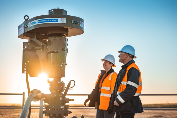 세넥스에너지 직원들이 설비를 점검하고 있다.