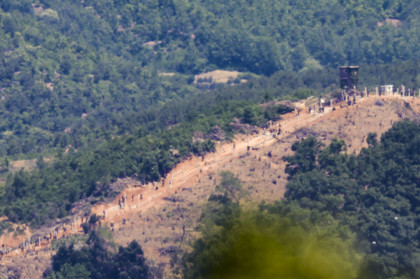 국무회의에서 '9·19 남북군사합의' 전체 효력을 정지하는 방안을 심의했다. 한 총리는 "이러한 조치는 우리 법이 규정하는 절차에 따른 합법적인 것"이라며 효력 정지가 되면 "군사분계선 일대의 군사훈련이 가능해진다"고 말했다. 4일 경기 파주시 오두산통일전망대에서 바라본 북한의 한 초소에서 북한군이 진지 공사를 하고있다. 2024.06.04.