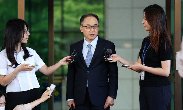 이원석 검찰총장이 3일 서울 서초구 대검찰청에서 퇴근하며 민주당 발의 '대북송금 검찰조작 특검법' 관련 입장을 말하고 있다. 2024.06.03.