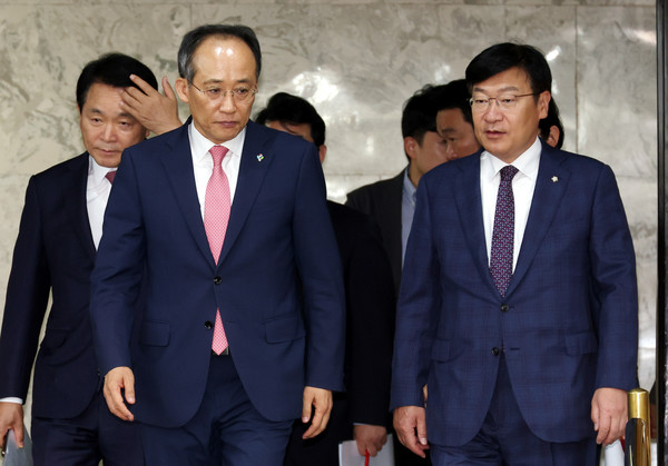 추경호 국민의힘 원내대표와 지도부가 7일 오전 서울 여의도 국회에 열린 원내대책회의에 참석하고 있다. 2024.06.07.