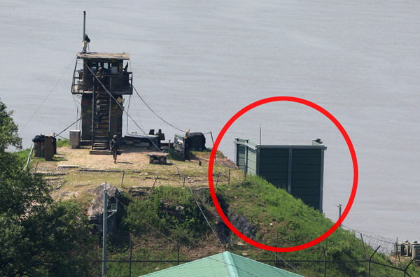 정부가 북한의 대남 오물 풍선 재살포에 대응하기 위해 대북 확성기를 설치하고 방송을 실시하기로 결정한 9일 경기도 파주시 오두산통일전망대에서 바라본 한국 측 초소 오른쪽으로 대북 확성기 관련 군사 시설물이 보이고 있다. 2024.06.09