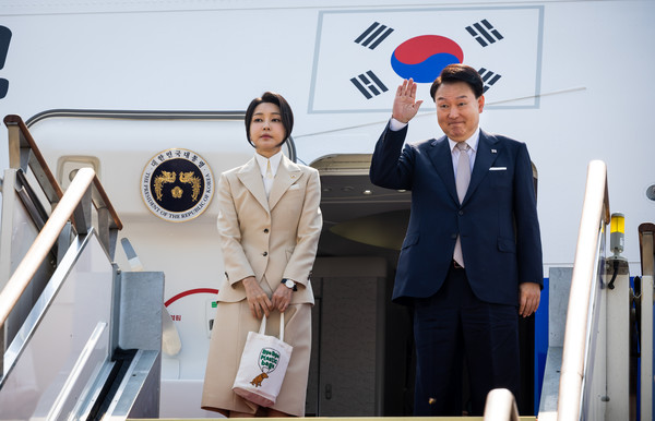 중앙아시아 3개국(투르크메니스탄·카자흐스탄·우즈베키스탄)을 국빈 방문하는 윤석열 대통령과 부인 김건희 여사가 10일 성남 서울공항에 도착해 공군 1호기 탑승에 앞서 인사하고 있다.2024.06.10 / 사진=[대통령실 제공]