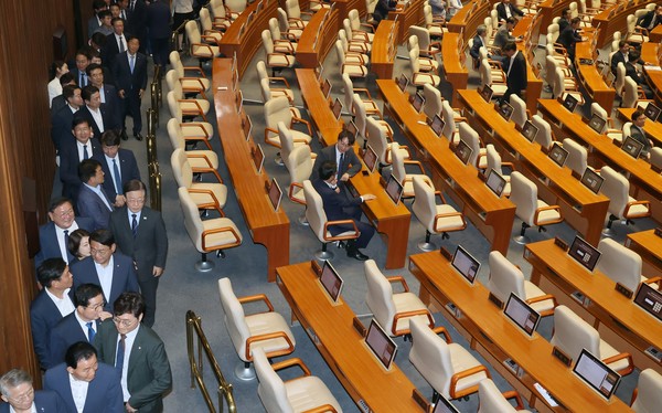 이재명 더불어민주당 대표 등 야당 의원들이 10일 오후 서울 여의도 국회에서 열린 제415회 국회(임시회) 제2차 본회의에서 법사위원장, 운영위원장을 비롯한 11개 상임위원장 선거 투표를 위해 줄을 서고 있다. 2024.06.10.